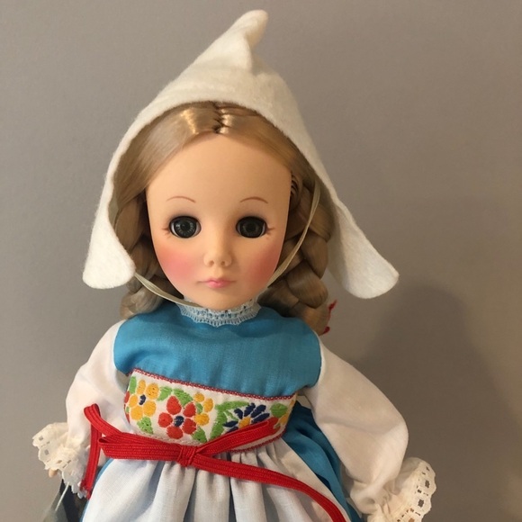 Effanbee Dolls From Countries - Picture 14 of 16